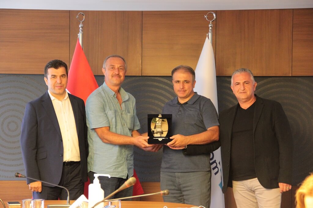 Plaket Takdimi 